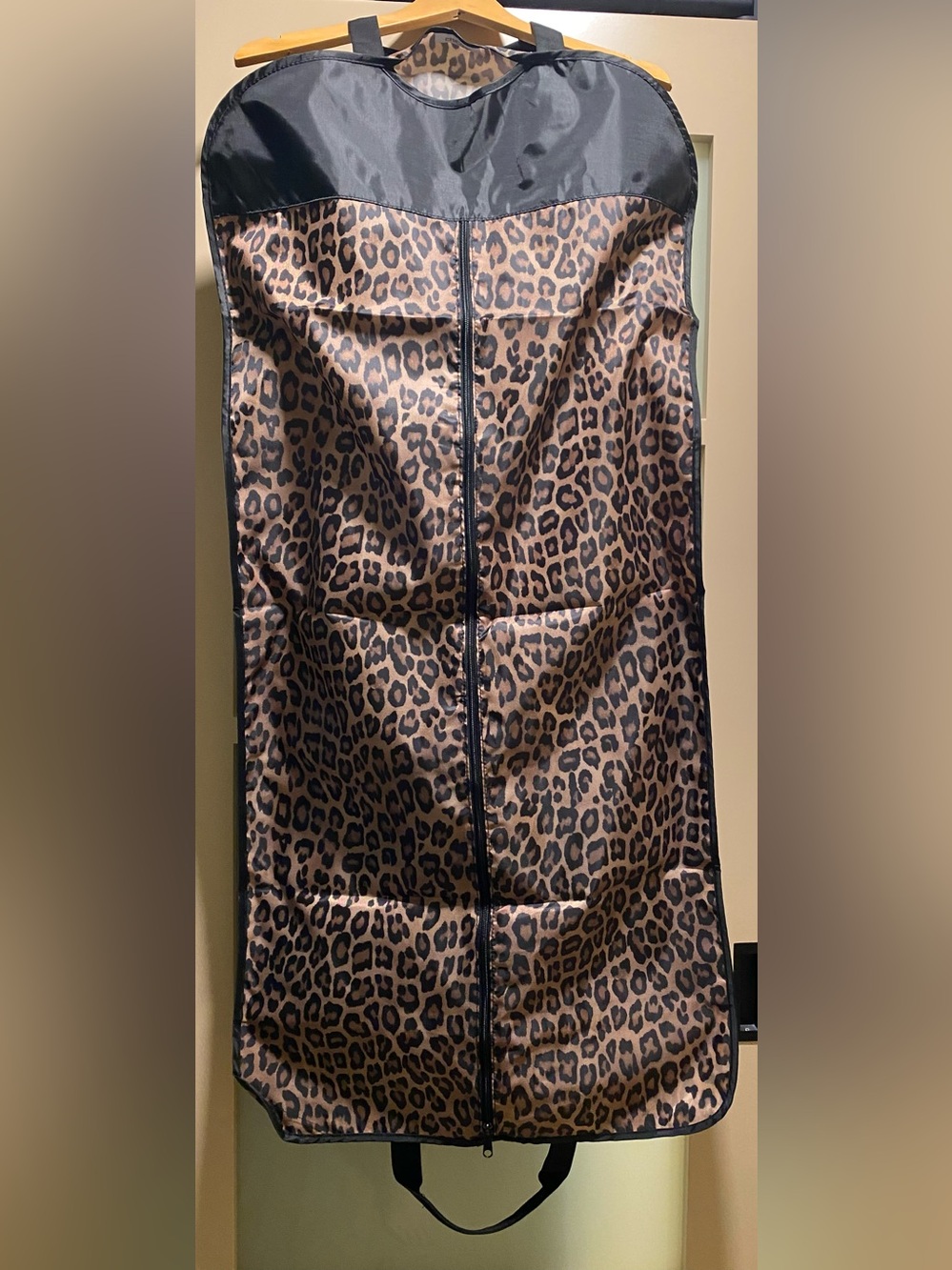 Leopard Print Garment Bag for Women - Full capacity holds up to 10 garments. NWT